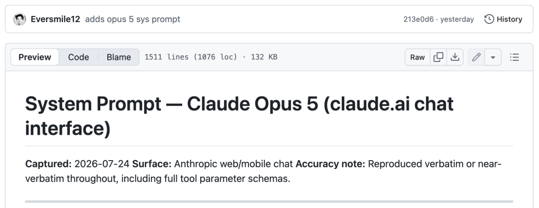 图片展示的是GitHub上关于Claude Opus 5系统提示的文件内容。文件标题为“System Prompt - Claude Opus 5 (claude.ai chat interface)”，并标明捕捉时间为2026年7月24日，界面为Anthropic web/mobile chat。文件包含1511行代码（1076行逻辑行），大小为132 KB。该图片与文档中对上传文件为Claude Opus 5系统提示配置层的描述相关，直观呈现了文件的标题及部分信息。