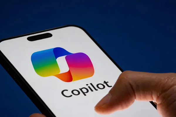 تُظهر هذه الصورة إصبع يد يلمس شاشة هاتف ذكي، وتعرض شاشة الهاتف شعار Microsoft Copilot بألوان قوس قزح وكلمة "Copilot" باللون الأسود. يتوافق محتوى هذه الصورة مع إعلان OpenAI عن جعل GPT-5.6 النموذج المفضل لـ Microsoft 365 Copilot، ويعكس هذا الخبر المنتج الحامل لـ Copilot كما هو موضح في الصورة، مما يجسد المعلومات الأساسية لربط أداة الذكاء الاصطناعي هذه بتطبيقات Microsoft المكتبية، ويتوافق مع موضوع المقال الذي يقدم تطبيق GPT-5.6 في أدوات الإنتاجية.