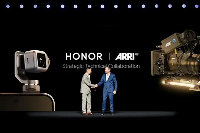 图片展示了HONOR与ARRI的战略技术合作场景。画面中央是两位男士在握手,背景为黑色,上方有白色点状装饰。左侧是HONOR的智能摄像机,右侧是ARRI的专业电影摄像机。画面中间有“HONOR | ARRI Strategic Technical Collaboration”的文字。该图片与上下文紧密相关,直观呈现了HONOR与ARRI在手机影像技术方面的合作,支持文中提到的HONOR与ARRI在手机影像方面的技术合作,以及未来手机影像可能呈现的专业电影效果等内容。