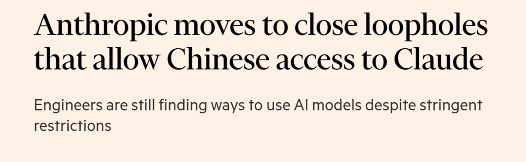 Das Bild zeigt eine Nachrichtenüberschrift vor hellrosa Hintergrund mit schwarzem Text. Die Überschrift lautet „Anthropic moves to close loopholes that allow Chinese access to Claude“, also sinngemäß: Anthropic ergreift Maßnahmen, um Schlupflöcher zu schließen, die China den Zugriff auf Claude ermöglichen. Darunter steht die Unterzeile „Engineers are still finding ways to use AI models despite stringent restrictions“, also: Trotz strenger Beschränkungen finden Ingenieure weiterhin Wege, KI-Modelle zu nutzen. Das Bild steht in engem Zusammenhang mit dem Kontext, in dem es um Anthropics Zugangsbeschränkungen für Claude geht; Überschrift und Unterzeile unterstreichen zusätzlich die Maßnahmen von Anthropic zur Einschränkung des Zugriffs sowie die dabei bestehenden Herausforderungen.