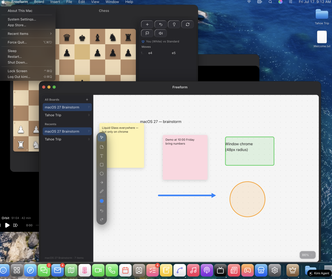 图片展示了Kimi K3生成的macOS 27风格界面示例。画面中,左侧是模拟的macOS 27风格桌面,有“About This Mac”等菜单选项,下方是国际象棋棋盘。右侧是Freeform应用界面,呈现了“macOS 27 Brainstorm”等任务,有便签、流程图等元素。该图片与上下文紧密相关,是对原文中Kimi K3在Frontend Code Arena中重建macOS 27风格界面这一成果的直观呈现,体现了其在代码生成、界面设计等方面的能力。